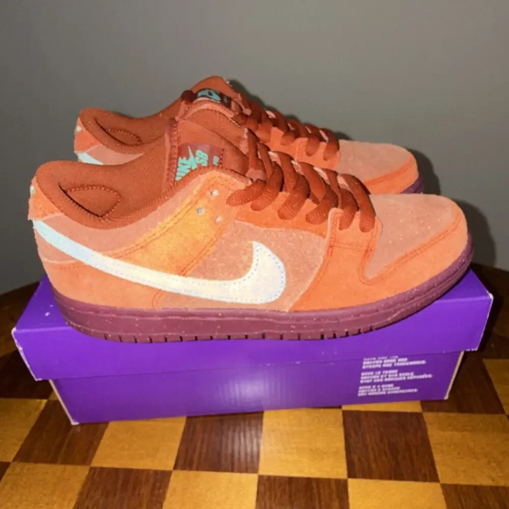 Size 5 / 6.5W Nike SB Dunk Low Pro PRM Mystic Red Emerald Rise DV5429-601 OG Box